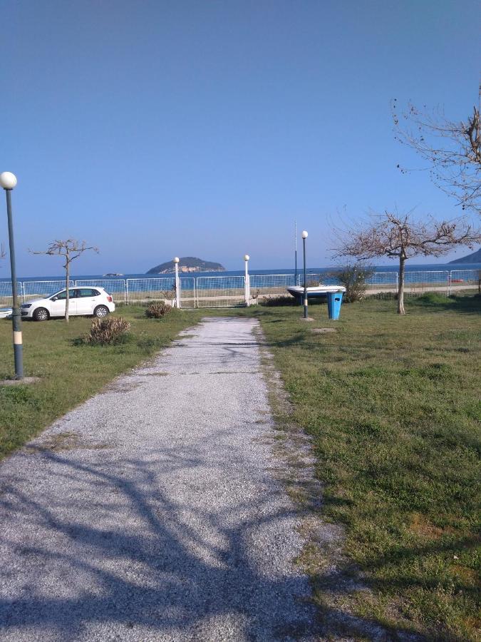 Aegean Seabreeze Apartment Nea Iraklitsa ภายนอก รูปภาพ